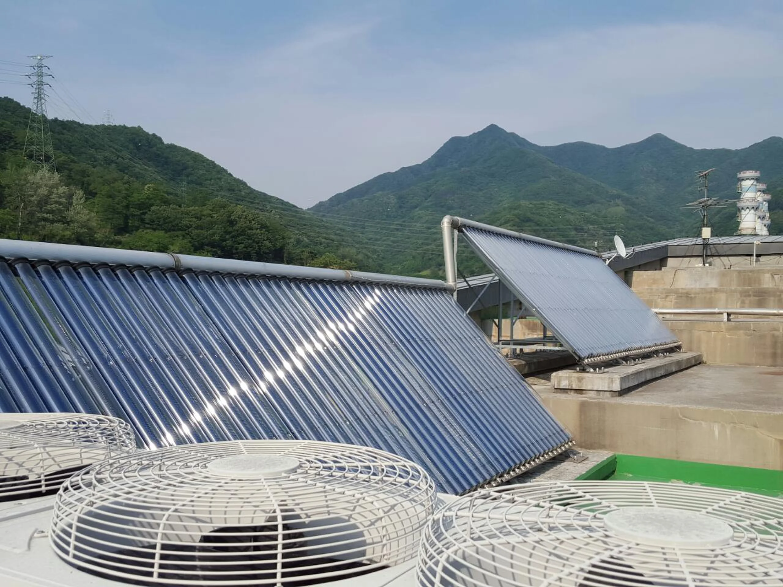 옥상 태양열 집열기와 환기 설비, 아파트 단지 배경