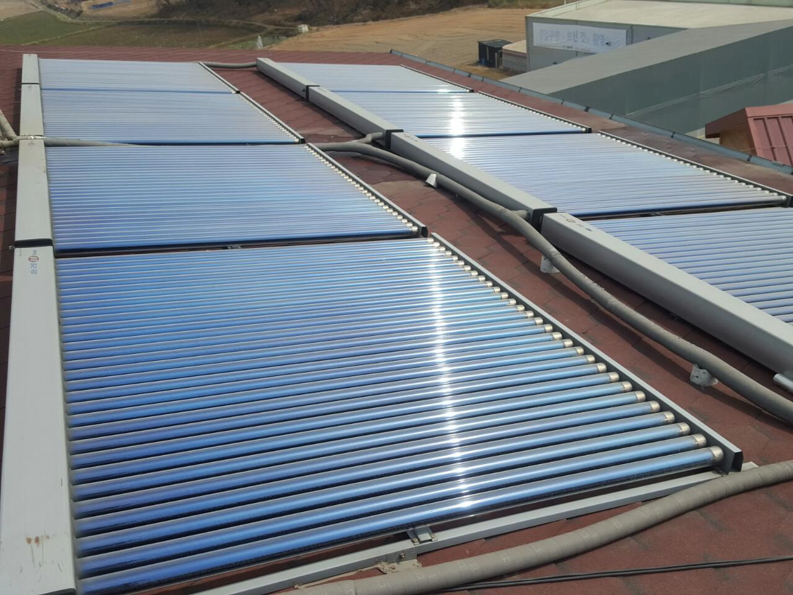 경사 기와지붕 위 평판형 태양열 집열판 설치, 다른 각도